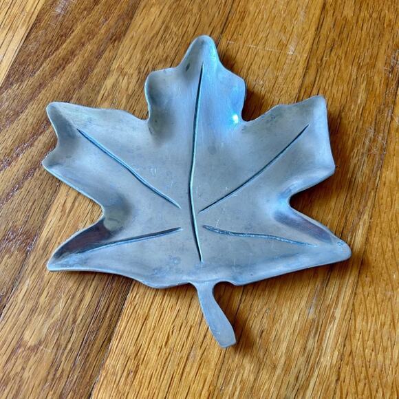 Vintage Canadian Maple Leaf Small Catch-All Trinket Dish - Picture 2 of 6